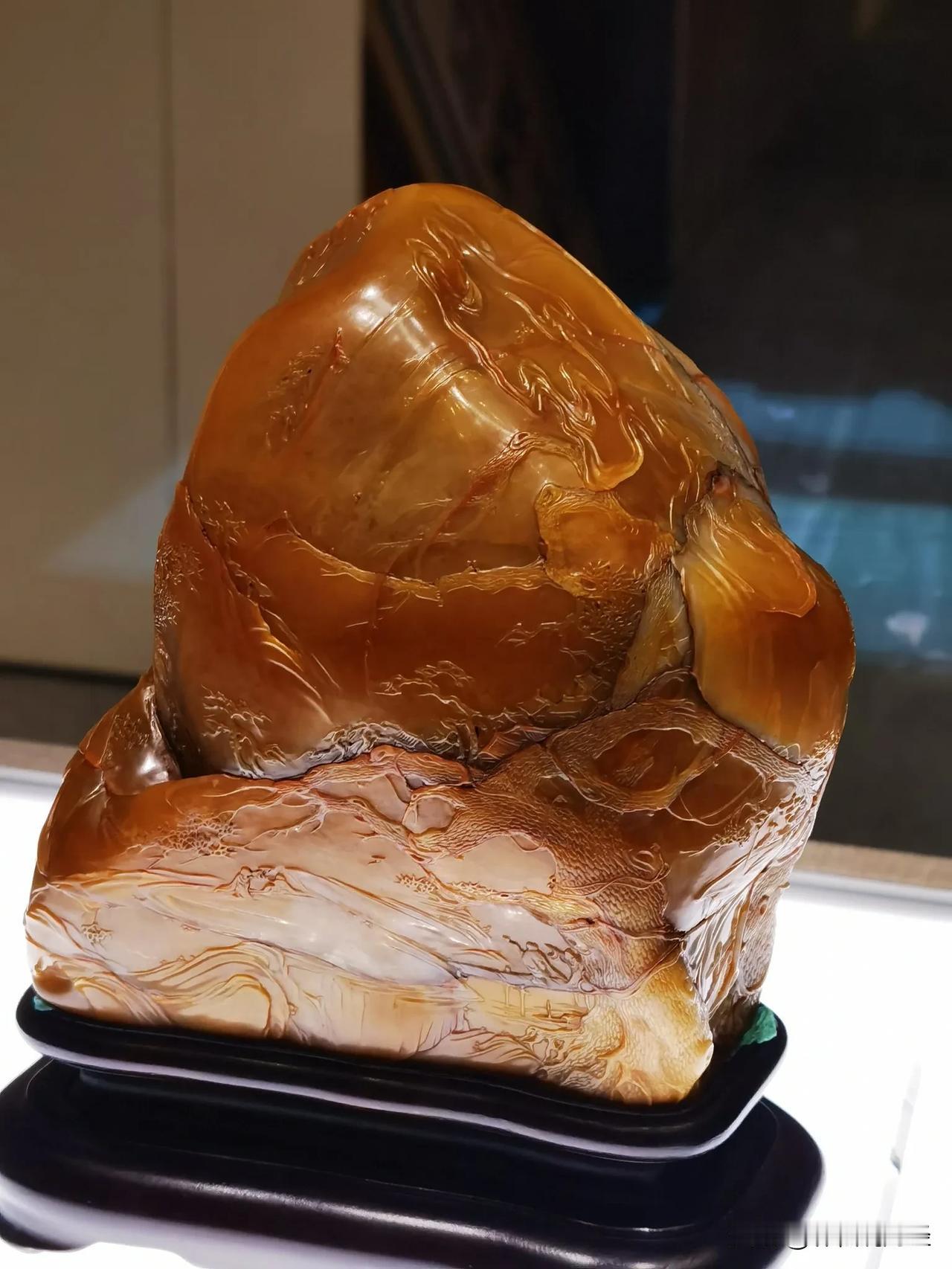 都说“一两田黄十两金”，今天去看“嘉德2025春拍预展”，特意上手了几枚田黄玩玩