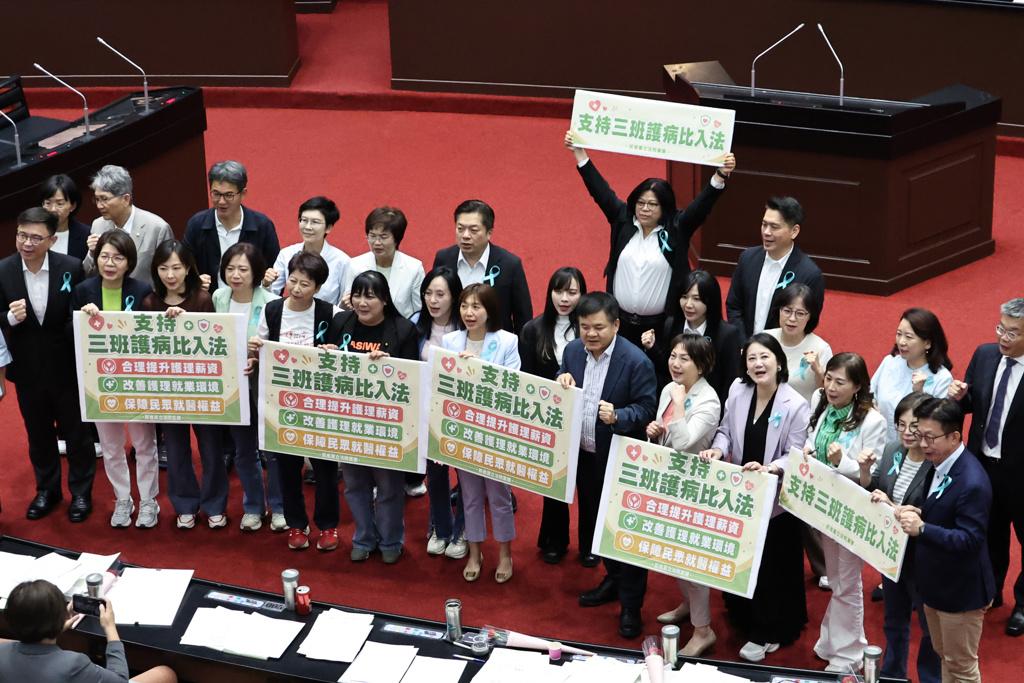 台湾省立法院8日召开院会，三读表决通过涉及“三班护病比”入法的《医疗法》部分条文