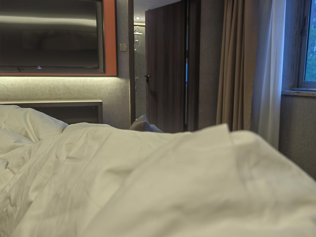 住进奇葩酒店遇到奇葩房客，一夜难眠！住酒店住到隔音效果差的是啥体验？只能无语！