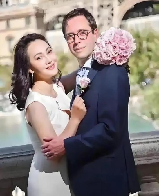 64岁的大宋佳现在定居比利时，和老公日子过得那叫一个美满！孩子也都特别争气，发展