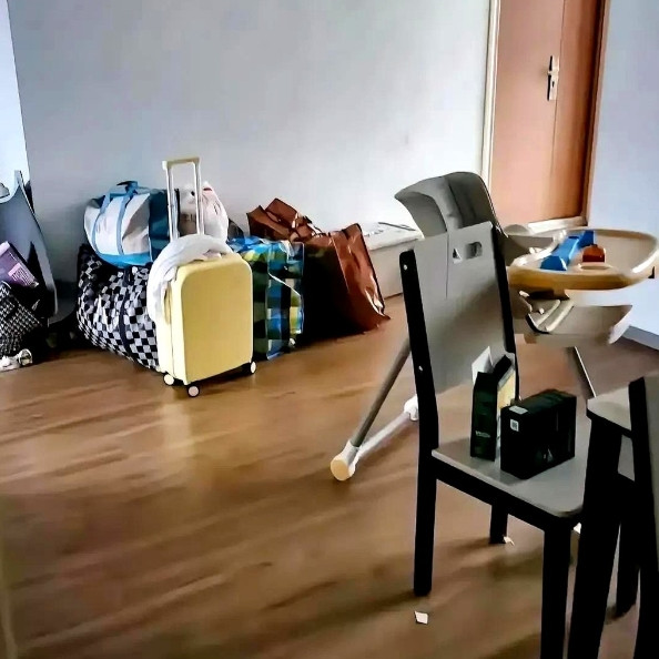 朋友离婚了，跟我借住了一段时间。后来住了大半年，没走。期间我妈因为病要住