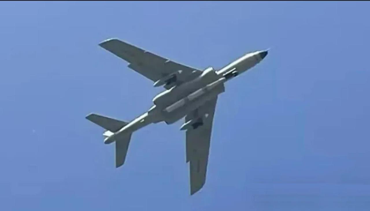 轰-6N轰炸机，去年阅兵为何没挂惊雷-1导弹？惊雷-1中远程空射高超音速导弹