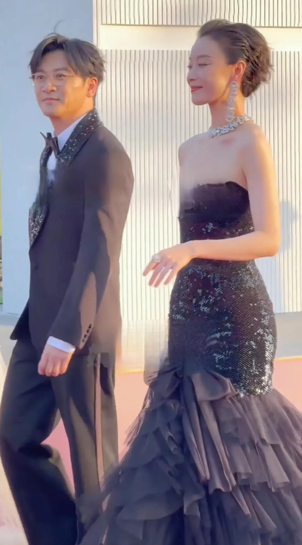 苏有朋都认不出来了，发福了。还是倪妮还是那么的美那么的自信！这两人有夫妻相。