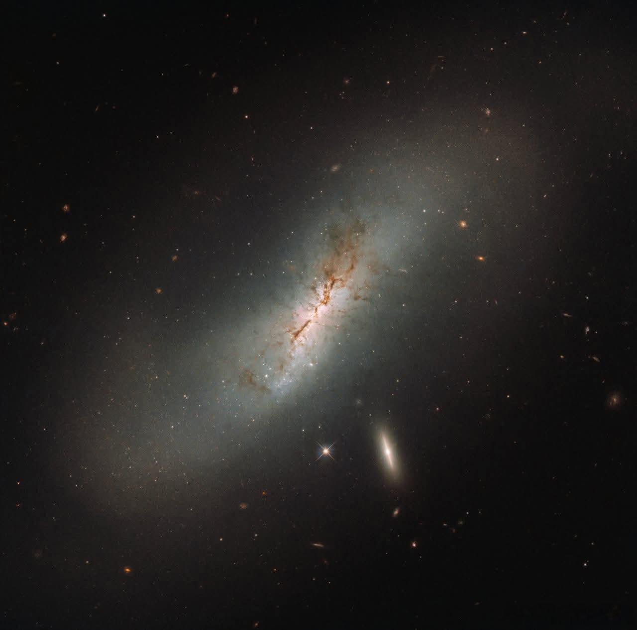 两个星系，两个世纪的天空命名方式。宏大的那个是NGC4424——一个1888年