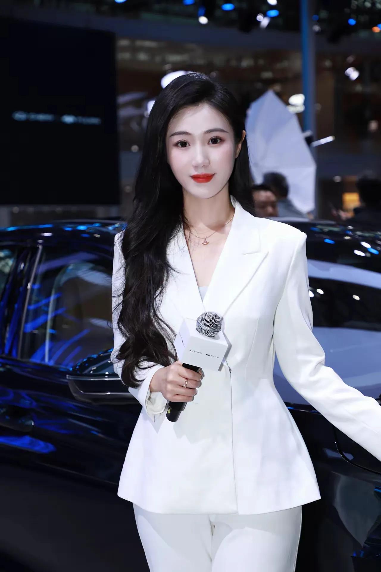 优雅车模走秀，闪耀全场！