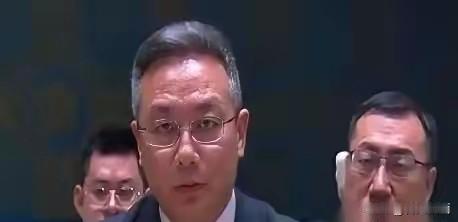 联合国会场，菲律宾代表拿着稿子，清了清嗓子，准备重提十年前那个南海仲裁案。他身后