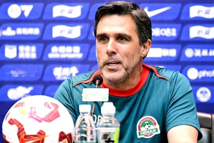 年度最佳主教练河南队主教练拉莫斯！那么评选的标准是什么？论成绩，穆斯卡特肯定最