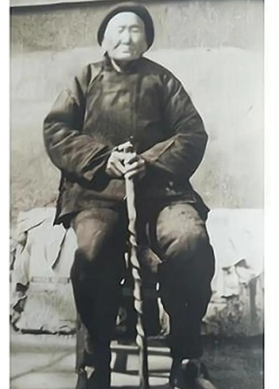 1941年，一位老妇人请“汉奸”侄子吃饭，突然压低声音道“孩子，给我弄300发子