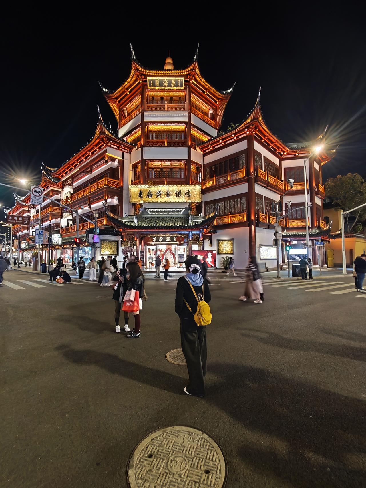 上海的城隍庙可比南京的夫子庙人少多了，南京夫子庙人山人海，挤的水泄不通，热闹非凡