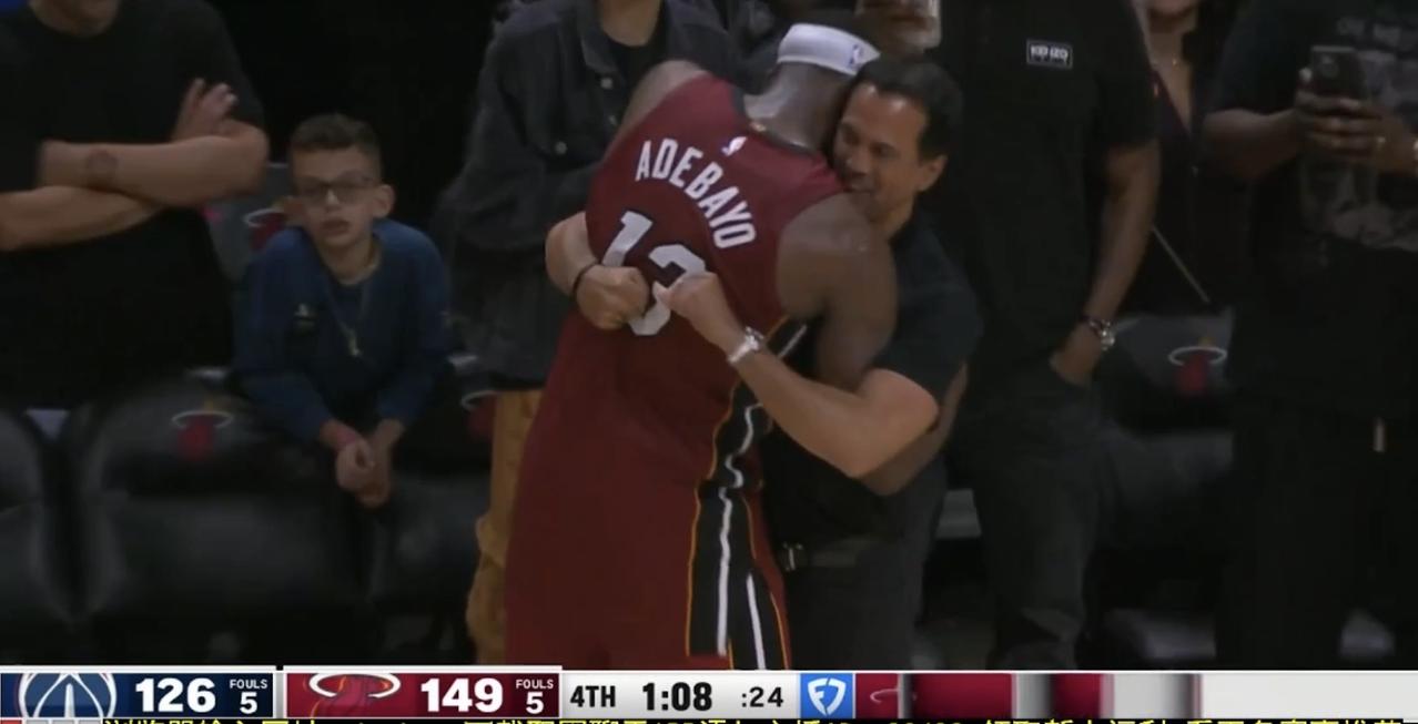 第四节还剩1分08秒，阿德巴约轰下83分后，被斯波换下场，他走回板凳席时，斯波给