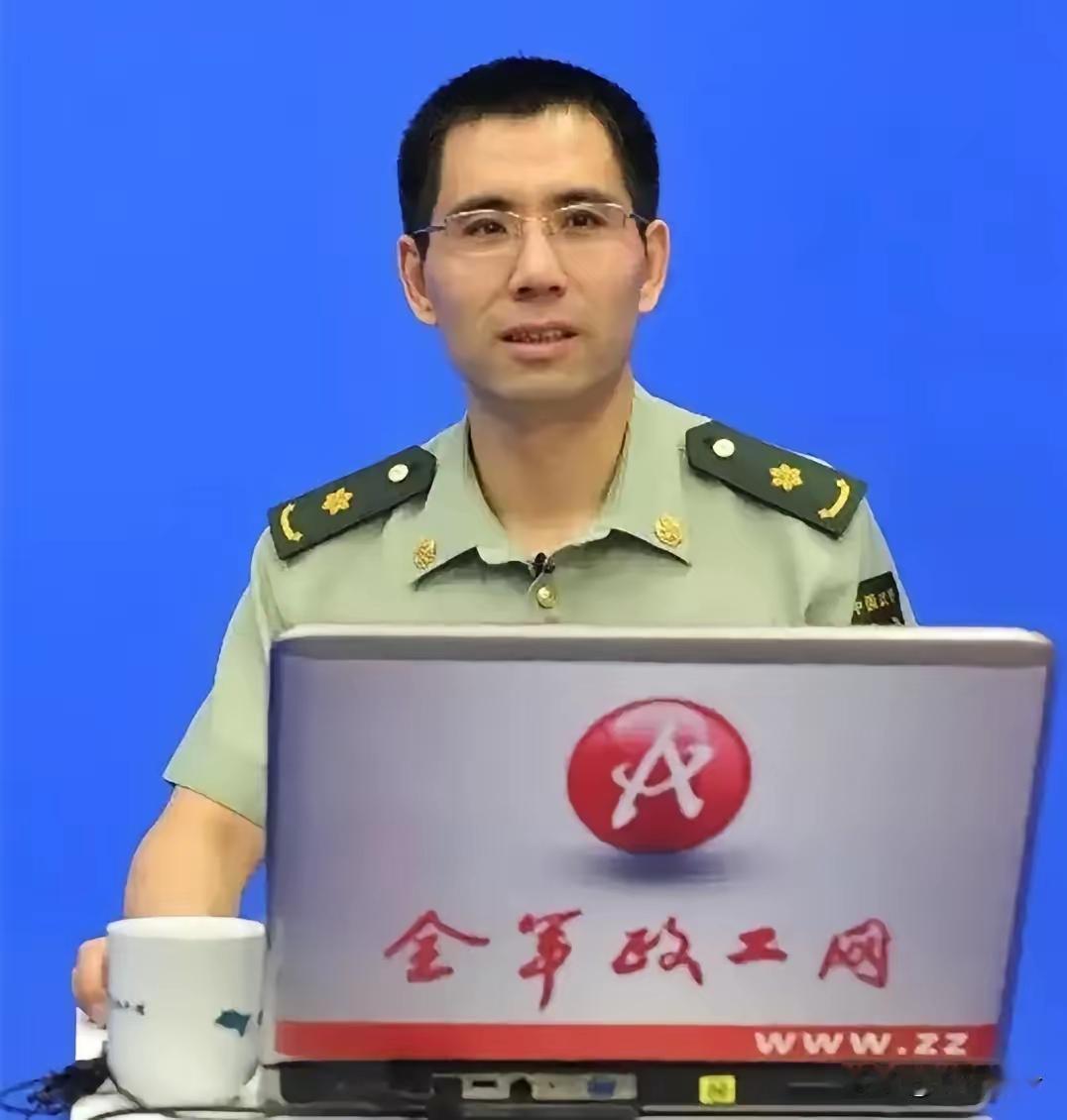 内蒙古一光棍收养两个月大男婴，含辛茹苦把他养大。40年后，男孩当上了武警上校军官