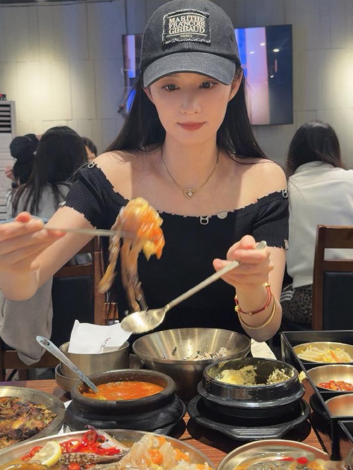 王楚然吃生腌王楚然晒生腌大餐被王楚然种草生腌了，看她吃得好香好过瘾