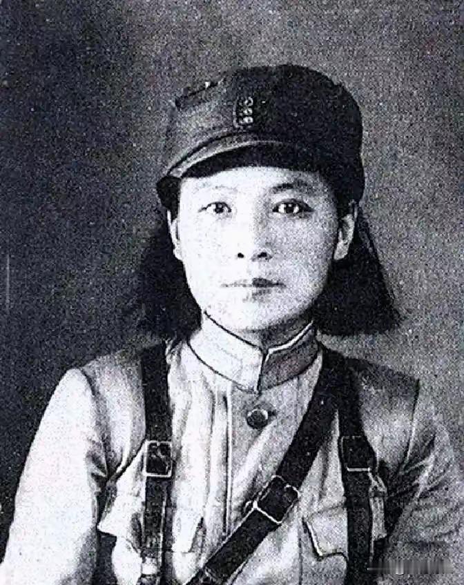 1949年8月的北平，中南海怀仁堂里暖意融融，处处透着喜庆劲儿，新中国人民政府的