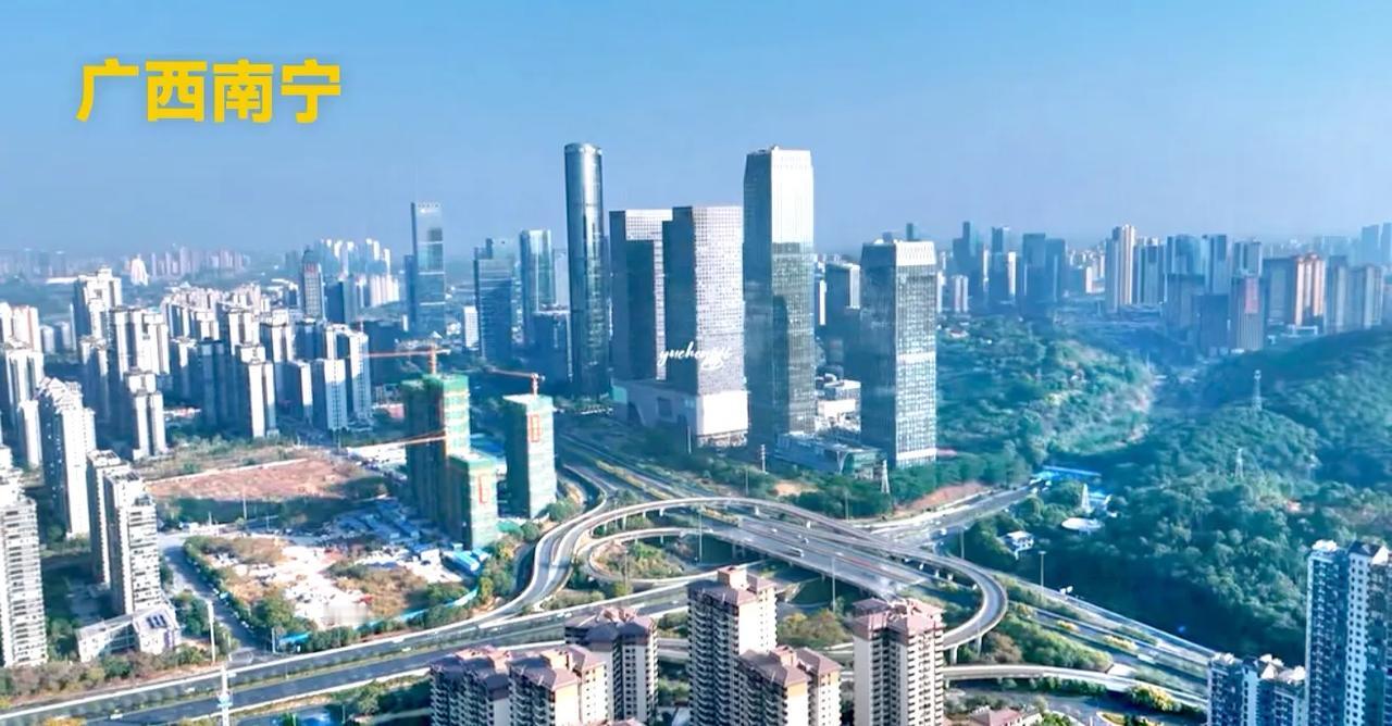 广西南宁的城市建设，确实牛逼！城市高楼与道路配合的相当好，就算是没有超高层的地方