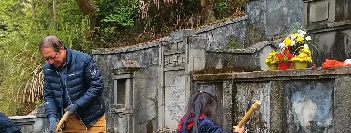 一位68岁的男子去墓地管理处给故去的父母续交20年的管理费，交完费用之后，他突然