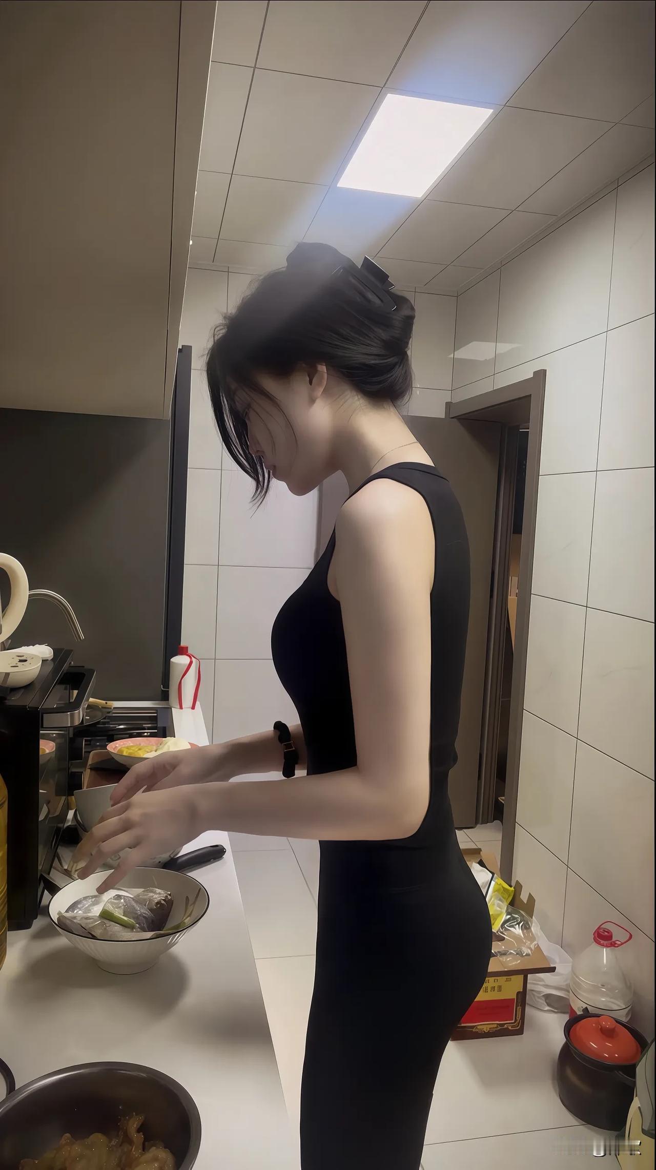 你问我是什么样的人我也说不上来就是能穿上围裙做饭也能换上正装上班还能穿上