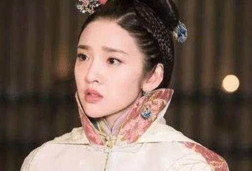 18岁穆库什怀孕，被丈夫射伤，后被父亲嫁给51岁部下。1612年，白山黑