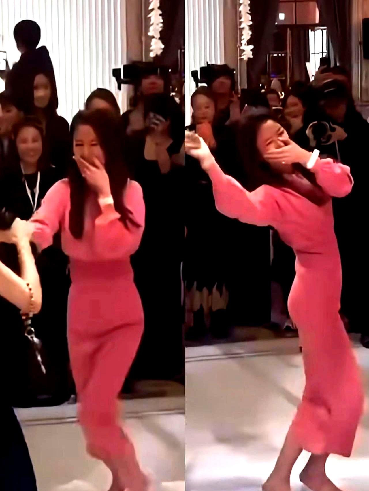 林心如穿着一些粉色连衣裙。在许玮甯和邱泽的婚礼上，看到心如和建华也来了，