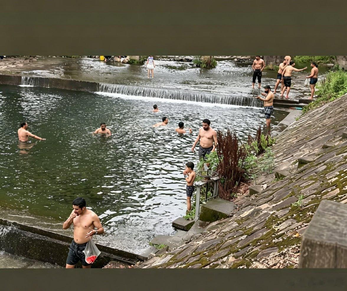 端午假期。浙江。绍兴。日铸山庄。小溪里全是印度人！他们在小溪里玩着水吃着零食和西