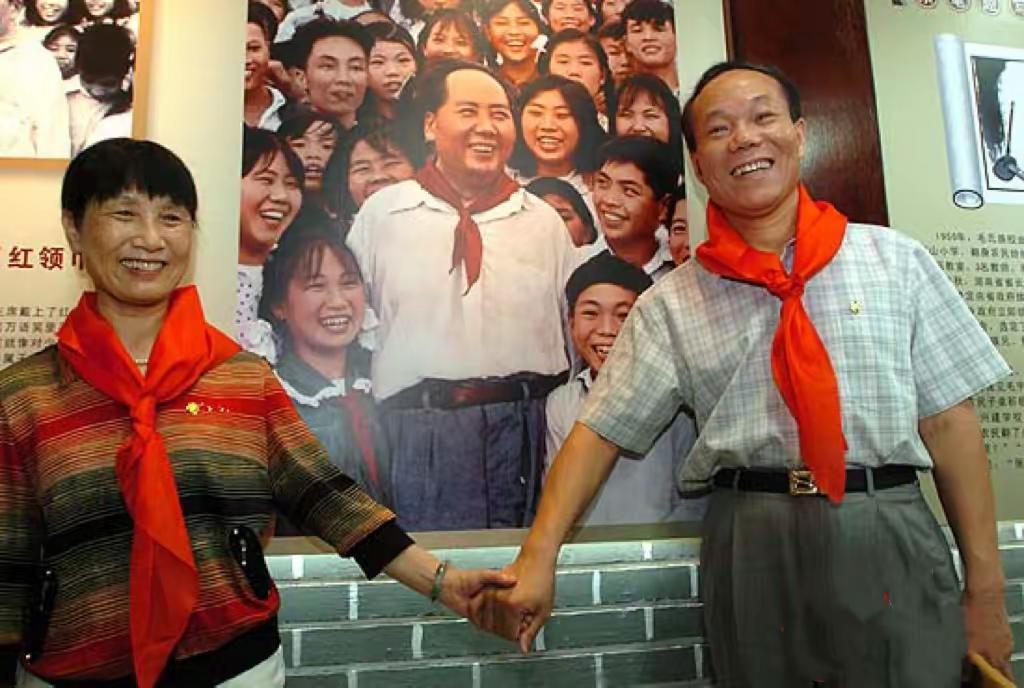 ​一九五九年六月二十五日，毛主席回老家韶山。韶山学校初二学生女少先队员彭淑清，男