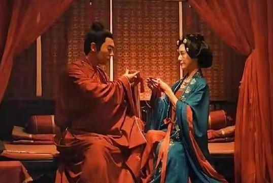 942年，石敬瑭刚死，侄子石重贵悄悄溜进婶婶的房间，一把搂住了她。 942年