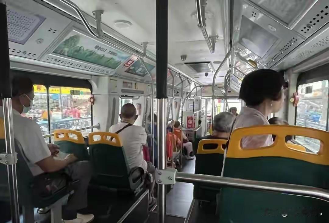 广州的公交车实际的上客率有多少?广州公交车的上客率着实不容乐观。从数据看，20