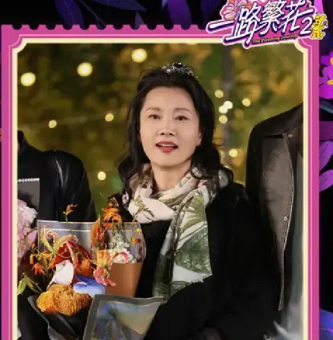 节目里吵得欢，网友把刘嘉玲、何赛飞捆成“嘉飞猫”。直播里刘嘉玲一句“下班约