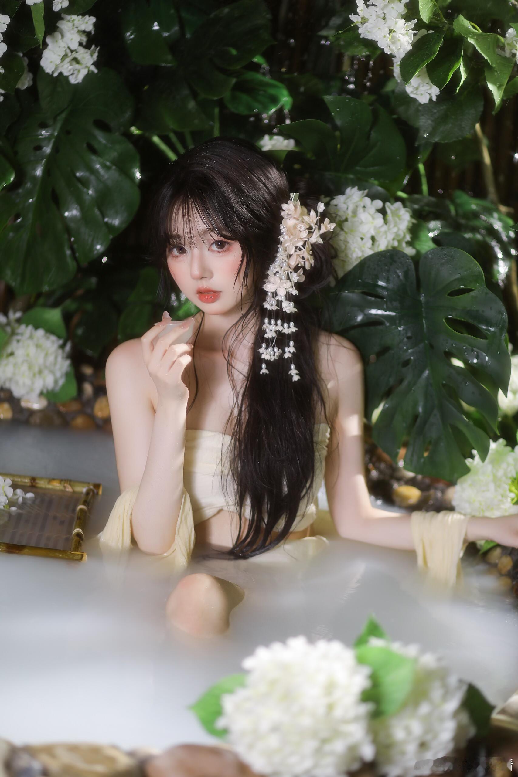 全球精英摄影沐浴柔和自然光，自在舒展神态，把松弛又治愈的少女模样定格收藏。日常