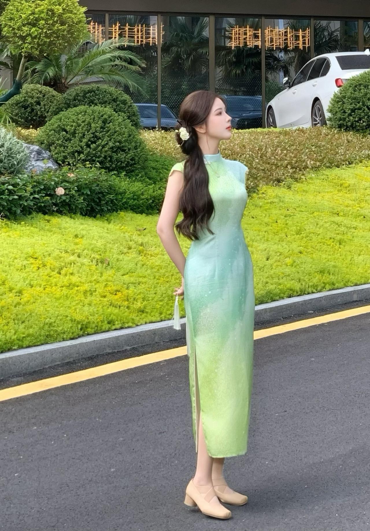 青翠绿烟裹着旗袍，像把夏林的雾色裁进了裙裾里，连风都沾了点雅致的软。