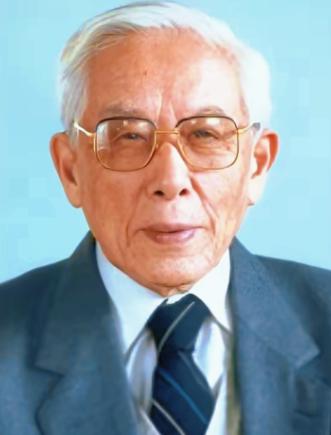 1993年，92岁的前北大校长周培源晨练回家后，对着妻子说：“我爱你！”妻子回看