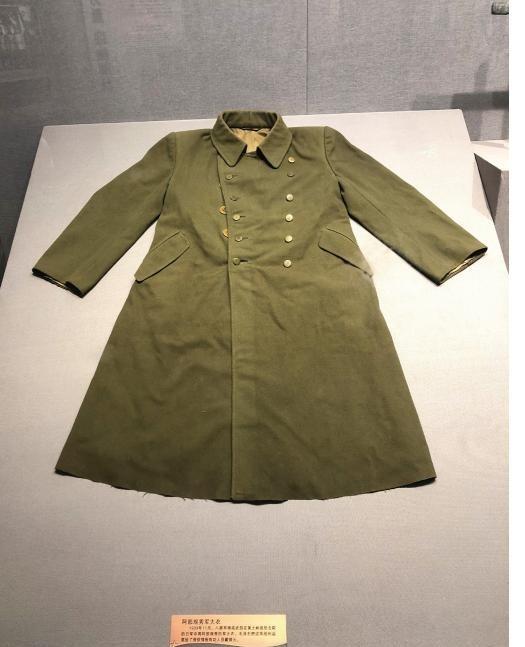 1939年，八路军连长钟茂华，在战斗中缴获了一件日本的军大衣，当他走到杨成武面前