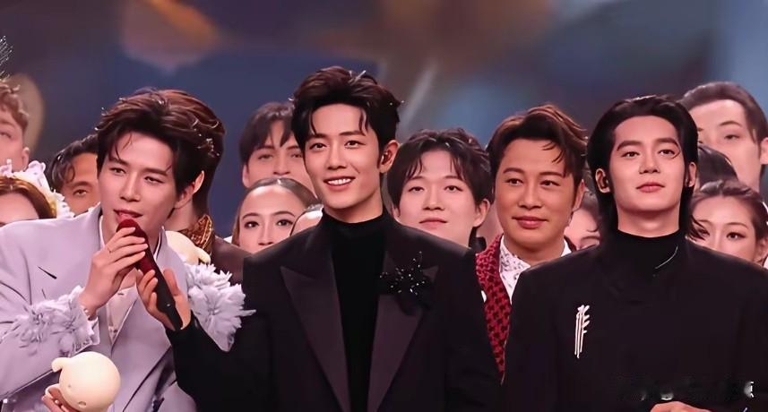 三位大明星在2026东方卫视跨年盛典中同框，身材高大、气质硬朗的于适咋成了最矮的