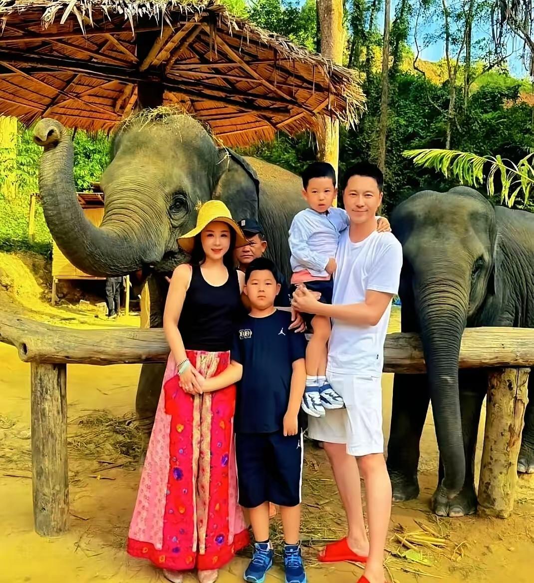 王雷一家四口温馨亮相，李小萌气质温婉，多了几分丰盈感。两个儿子基因太强大，一个像