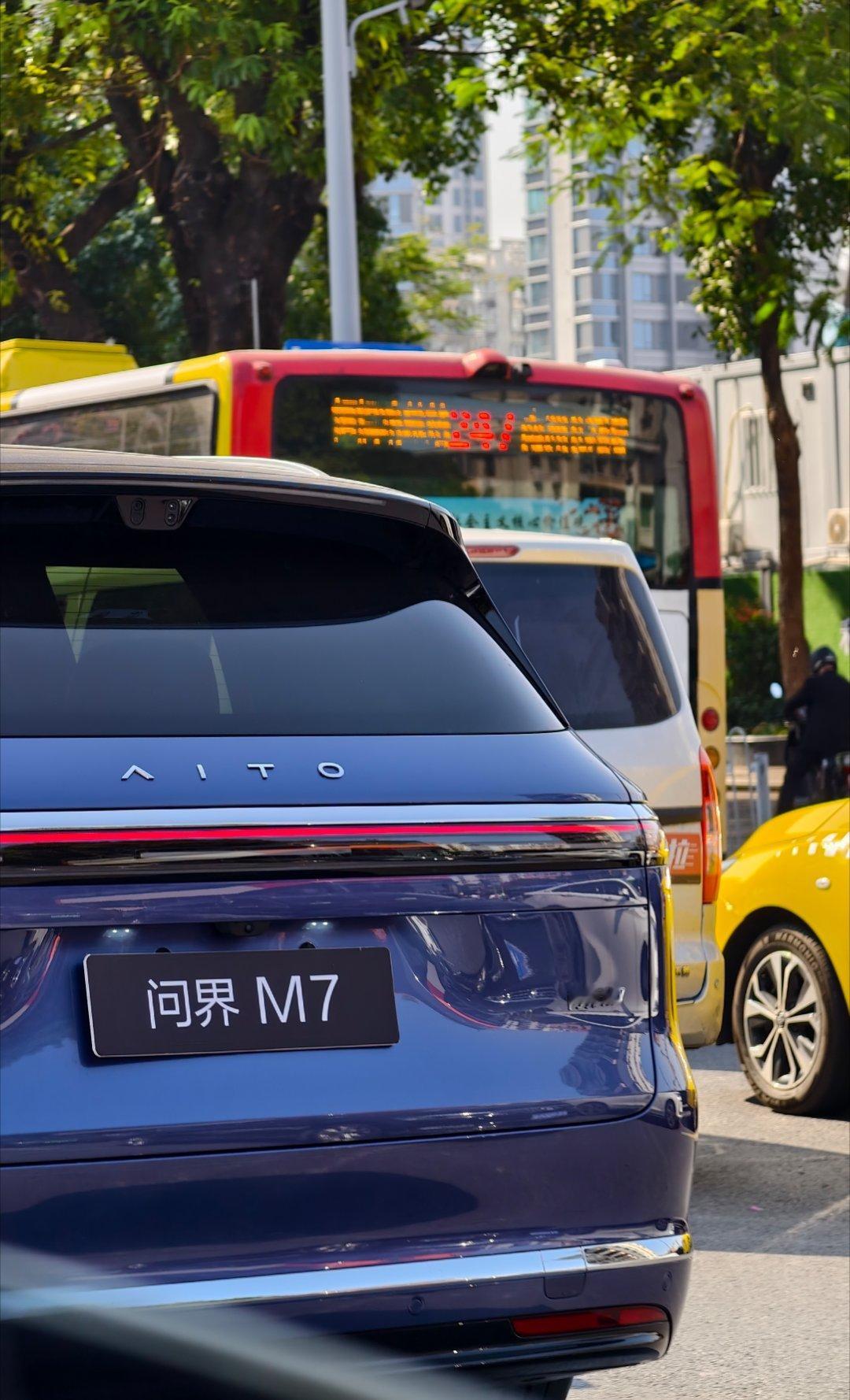 打车路上偶遇一台新问界M7还是一台气质蓝我觉着问界找到了造豪华车的窍门厚重和简洁