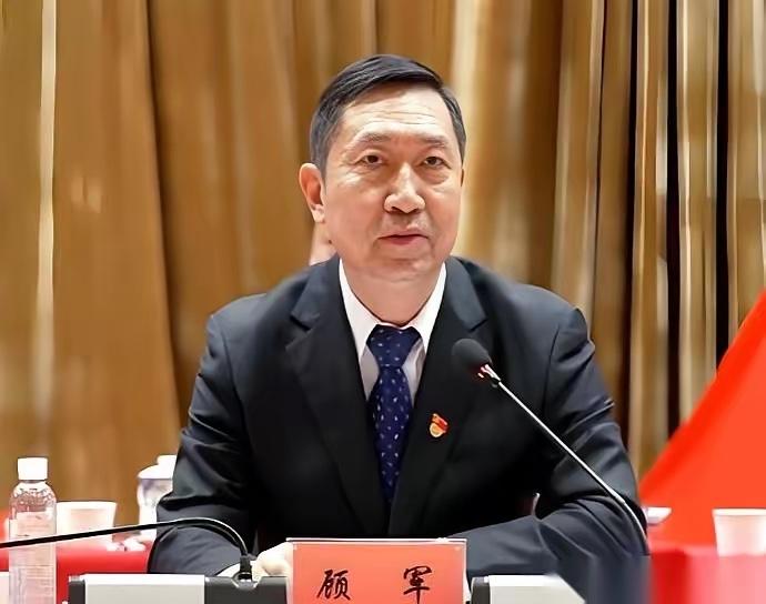 中核集团的顾军被查了。最让人心里发寒的，不是他贪了多少钱，是他的第一个身份。