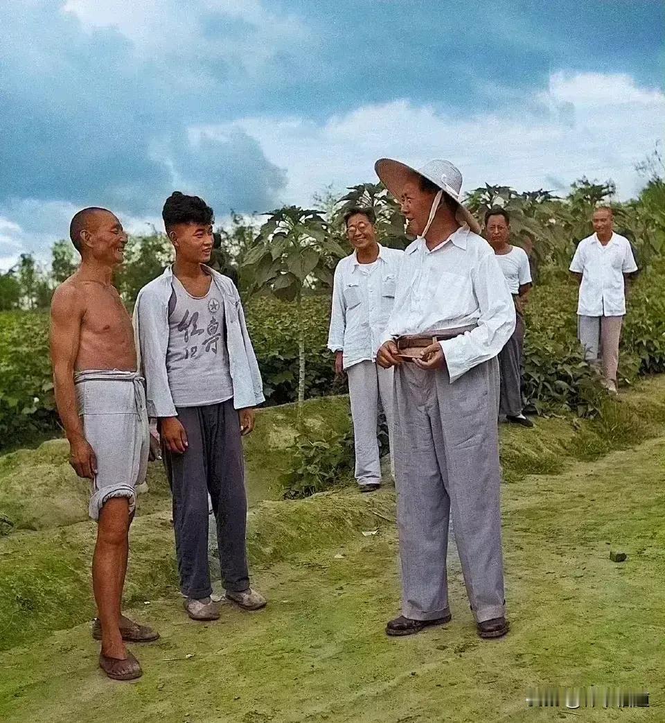 老农民光着上身，泰然自若地笑着与伟人交谈，这份随意，在世界的领导人中，绝无仅有，