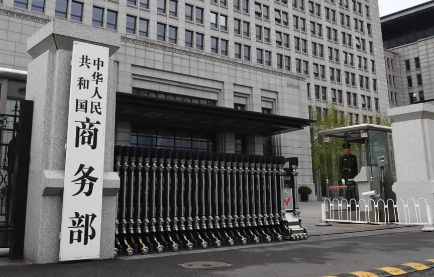 特朗普彻底蒙了！短短一小时，中方连放两套制裁大招，对美国展开强力反击，商务部断了