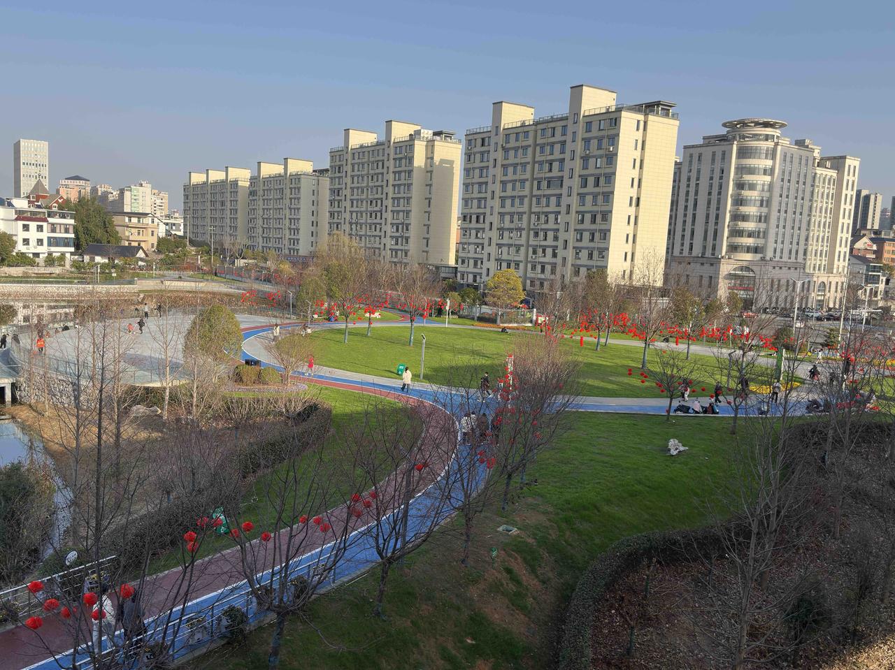 带着老妈出行，必须带着轮椅，滴滴打车有点麻烦。出门时，第一位接单的司机师傅到