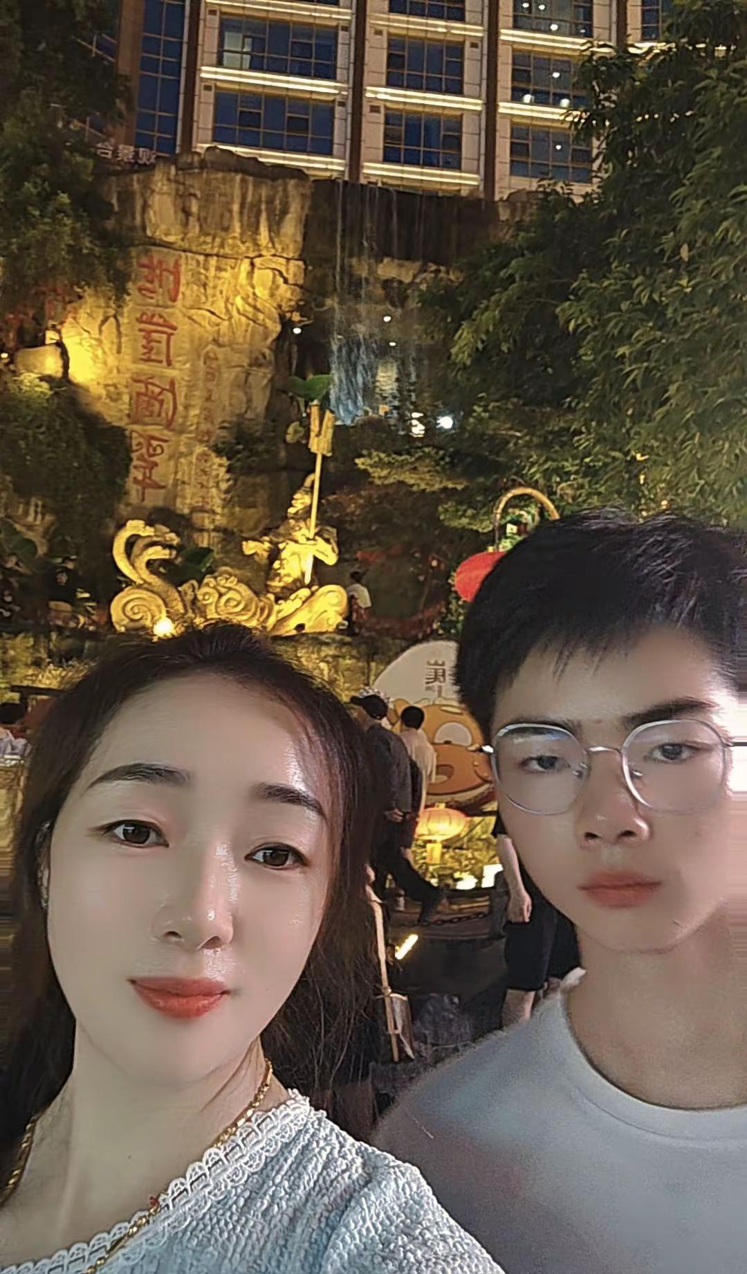 孩子离家那天，你会哭吗？成都妈妈连发三条朋友圈，点赞破千，评论区全是“同款爸