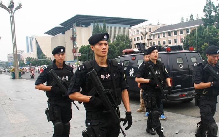 身份与隶属-武警（兵）：全称“中国人民武装警察部队”。隶属中央军委，是现役