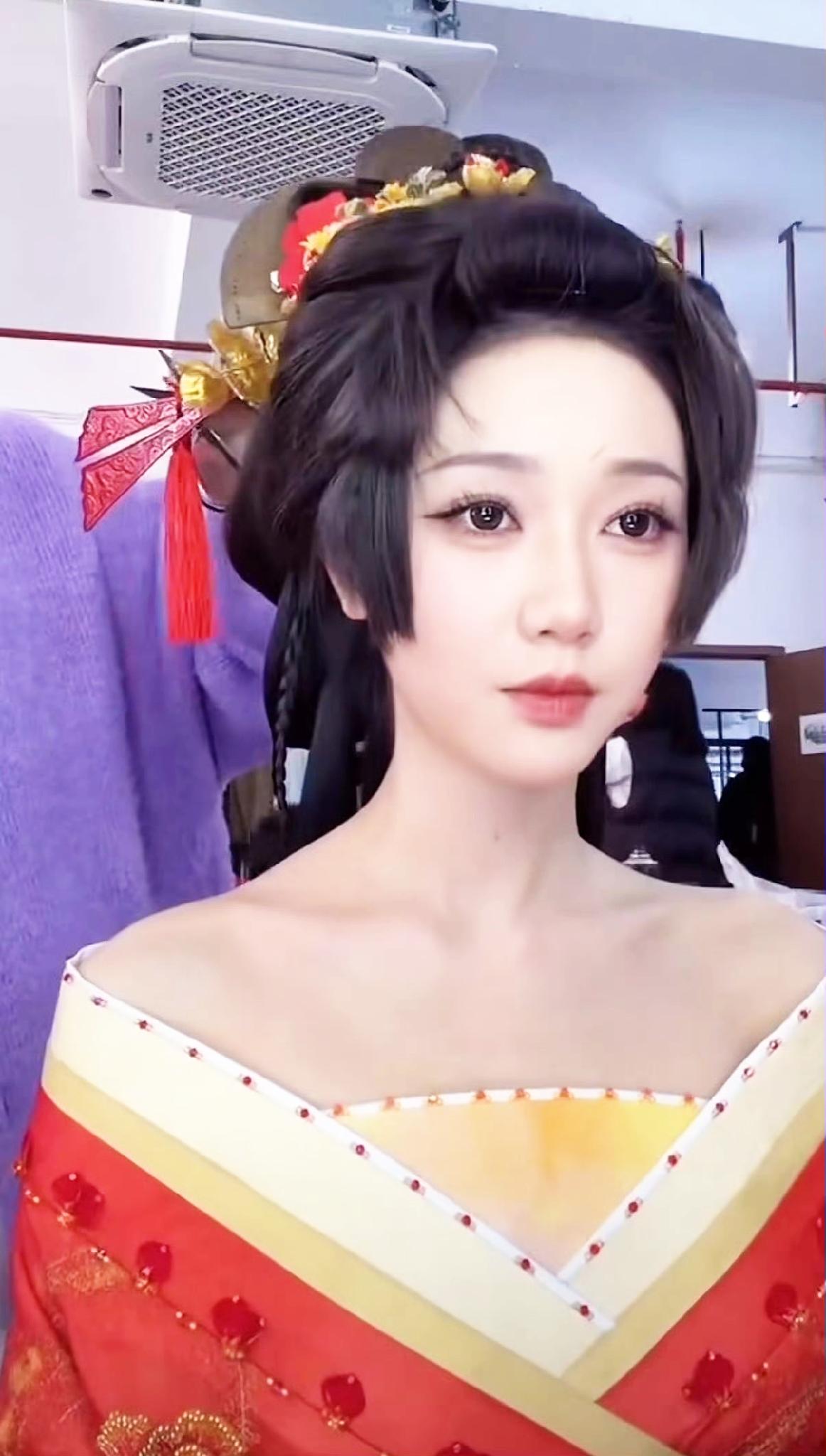 没想到继郭宇欣之后，第二位踏进长剧圈的会是岳雨婷！岳雨婷真是有点娱乐圈天赋的，