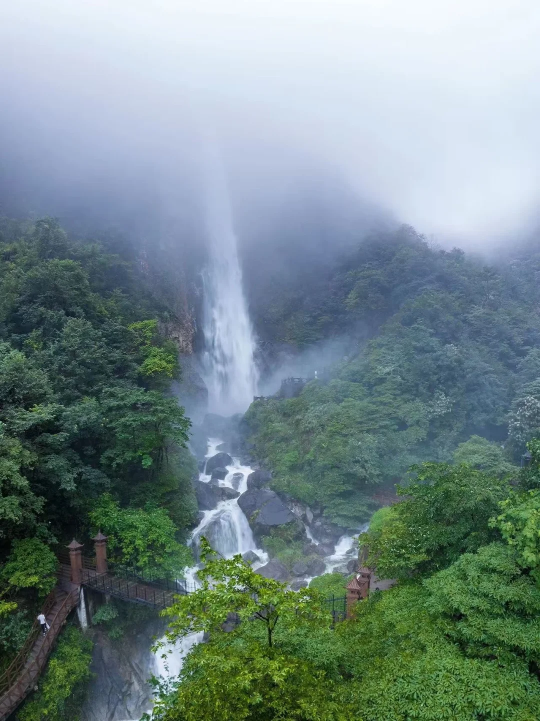 这是江南仙境吧！雨季的明月山直接封神‼️