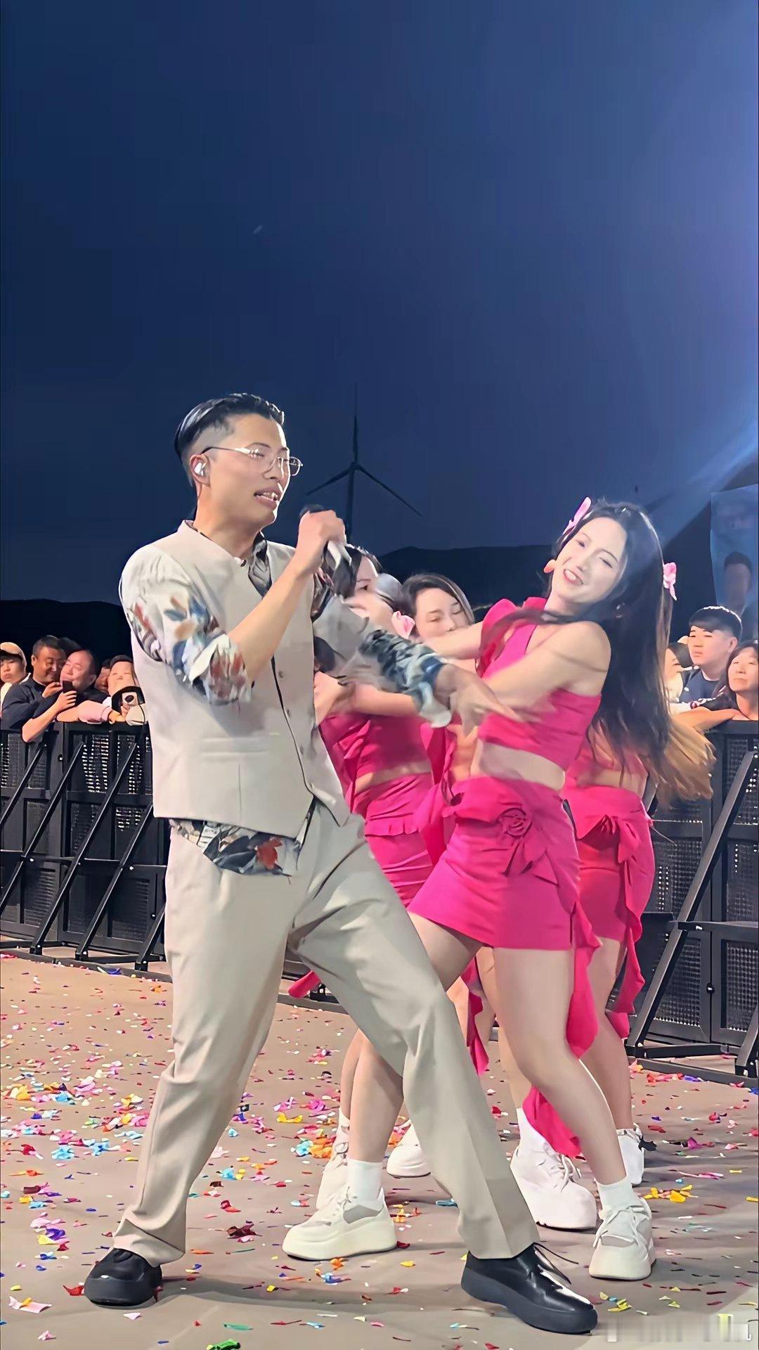 我的妈呀！真是让人难以置信！刚才还在舞台上群魔乱舞，又唱又跳的。接着就突然来到北