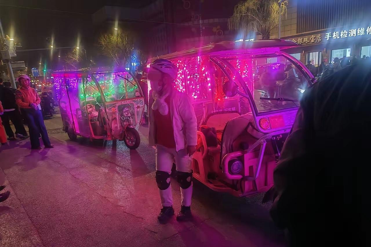 济南大明湖花车又满大街跑了，轰轰烈烈的三区联合治理花车就这么虎头蛇尾的结束了。