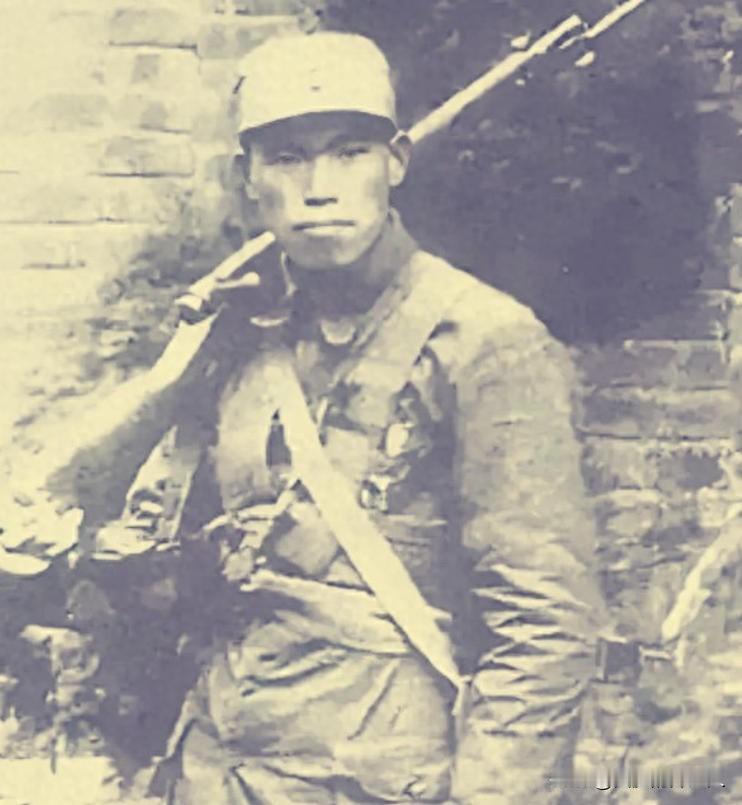 1937年平型关战役，25岁的营长梁兴初冲入敌阵与日军白刃搏杀，战后浑身是血瘫倒