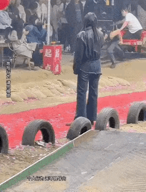 小姐姐：慢点，其实我不是很在乎第一名。小哥哥：不，我在乎。