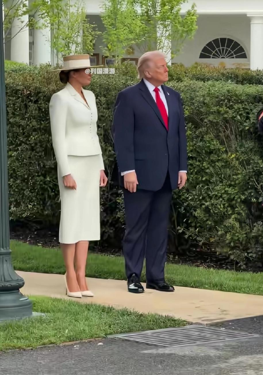 老特大的皮鞋是真亮！难道见王室，女的必须戴帽子吗？