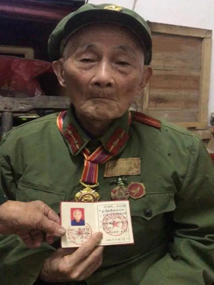 深藏功名的四川抗美援朝老兵许明武许明武，出生于1934年5月，四川籍抗美援