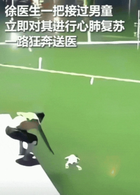 “火到人民日报了！”浙江，一爷爷带着孙子水边散步，一个不留神，两岁的男童跌入水中
