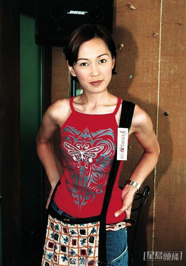 姚莹莹15岁儿子个头猛长已经高过母亲，阳光少年完美遗传优良基因，曾患上罕见病，如